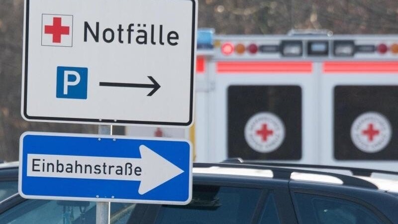 Ein Schild mit der Aufschrift "Notfälle" vor dem Krankenhaus in Ingolstadt. Foto: Armin Weigel/dpa/Archivbild