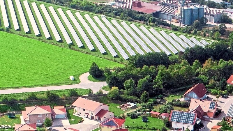 Mit der geplanten "Photovoltaikanlage Solarpark Oberdeggenbach" sind im Markt Schierling auf fast 50 Hektar Freiflächen-Photovoltaikanlagen installiert - wie zum Beispiel in Unterdeggenbach entlang der Bahnstrecken. Damit ist die vom Markt festgelegte Begrenzung solcher Anlagen erreicht.