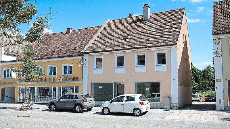 Statt dieser beiden kleinen Häuser in der Landauer Straße wird ein großes zweigeschossiges Wohnhaus mit sechs Dachgauben zur Straßenseite hin errichtet. Das Bauvorhaben wird gemeinsam von einem Privatmann aus Deggendorf und der Schaller Bau GmbH durchgeführt.