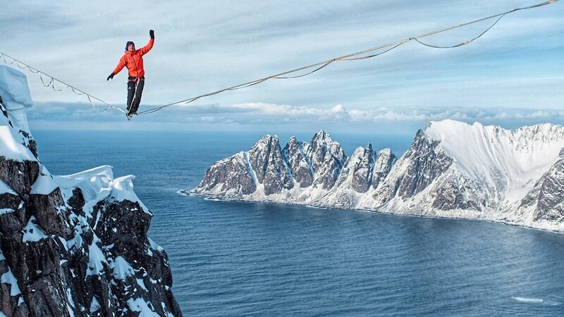 EINE TRAUMHAFTE KULISSE: USA, Australien, Kanada, China - der 32-jährige Lukas Irmler war mit seiner Highline schon so ziemlich überall auf der Welt. Hier begeht er eine Highline in Norwegen.
