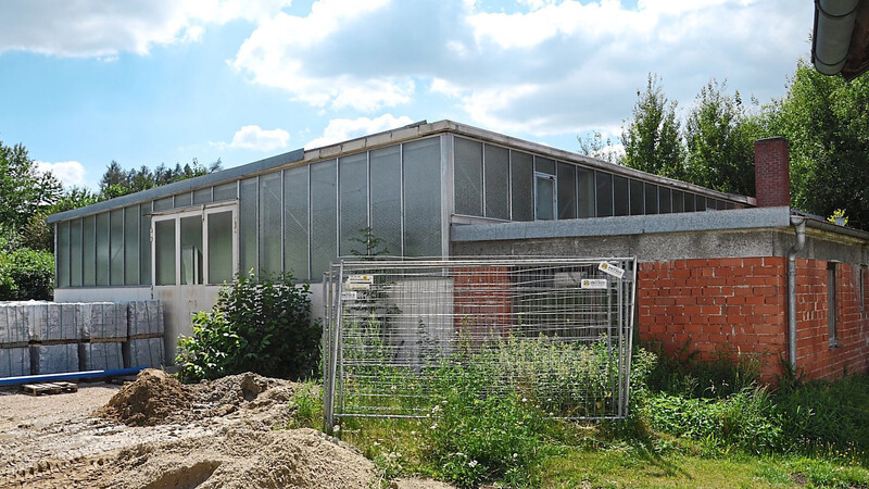 Die jetzige Gemeindehalle in Walkertshofen, die ein neues Dach samt Photovoltaikanlage bekommt, wird mit einem möglichen Dorfladen in Verbindung gebracht. Dahinter stehen aber noch viele Fragezeichen.