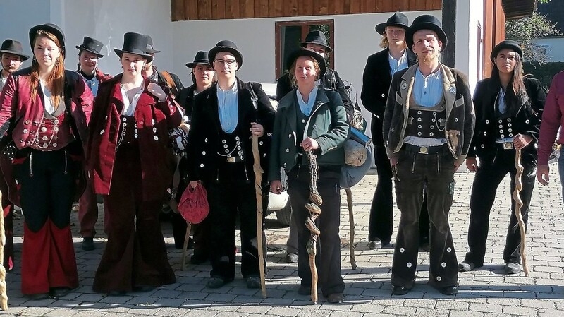Ein Treffen von 13 Wandergesellen fand in Neufraunhofen statt, rechts Dritter Bürgermeister Andreas Kronseder.