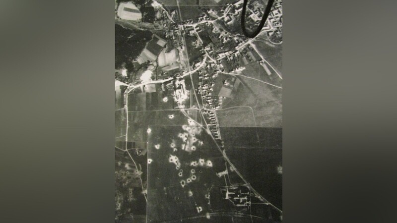 Viele Bombentrichter in und um Altdorf zeugen von heftigen Luftangriffen. Das Ziel war hier zumeist das Umspannwerk (unten rechts, zwischen den Bahntrassen). Das Dorfzentrum an der Pfettrach ist hier am oberen rechten Bildrand.