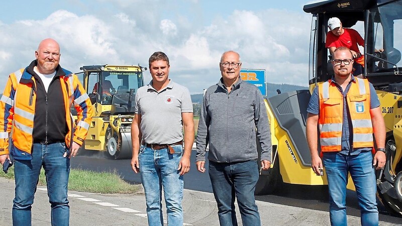 Informierten über die Fahrbahnsanierung (v.li.): Oberbauleiter Stephan Peinkofer, Johannes Träger, Johann Weiß und Manuel Piermeier.