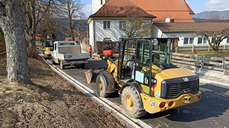 Am Montag wurden die Fertigstellungsarbeiten an bzw. im Bereich der Schönbuchener Straße fortgesetzt, hier bei Pfarrkirche/Pfarrhof/Pfarrheim.