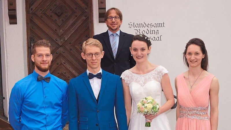 Das frisch vermählte Paar Beatrice und Raoul Bauer mit den Geschwistern als Trauzeugen und Standesbeamten Florian Hierl.