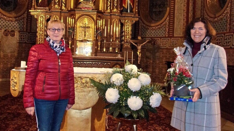 Elfriede Stoiber, die Beauftragte der Erwachsenenbildung, bedankte sich bei Kirchenführerin Cilli Breu mit einer Topfpflanze.