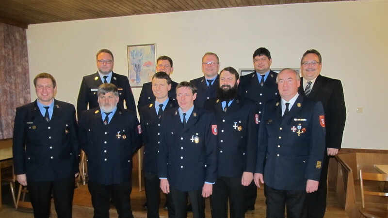 Die geehrten Mitglieder (Jubilare) mit der Vorstandschaft, Kommandanten, Bürgermeister, Kreisbrandrat und Kreisbrandmeister.
