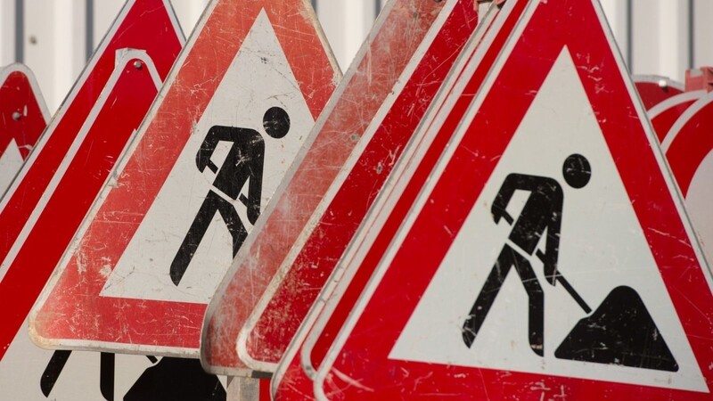 Wegen Bauarbeiten ist die Wittelsbacher Straße in Regensburg ab Montag in eine Richtung gesperrt (Symbolbild).