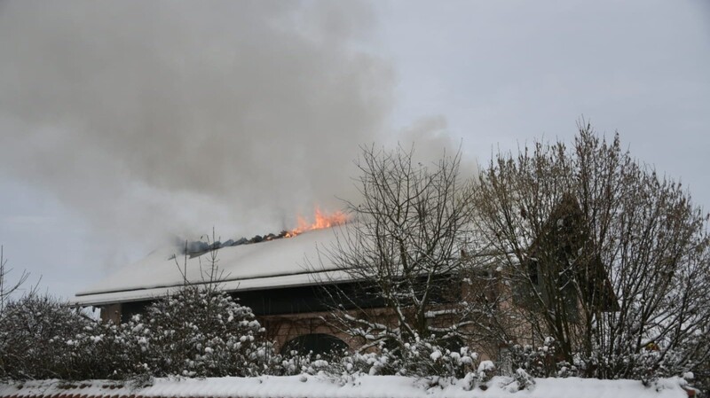 Am Dienstagvormittag ist in Frauenhaarbach ein Dachstuhl in Brand geraten.