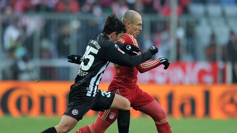 Julian Derstroff (vorne) hat sein Bundesliga-Debüt für den 1. FC Kaiserslautern gegen den FC Bayern München um Arjen Robben gegeben.