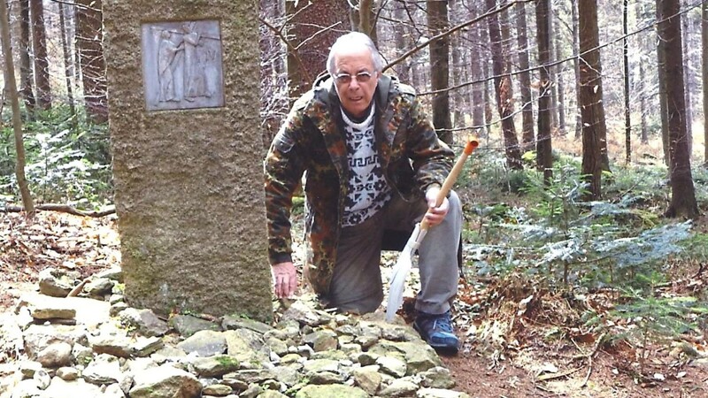 Zu Beginn seiner Tätigkeit hat Hans Pröll die Kreuzweg-Stationen mit Steinen umgeben, die er im Wald gesammelt hat.
