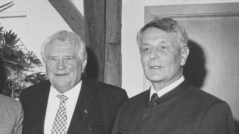MdL Ewald Lechner (rechts) und Hans Spielbauer waren die Hauptakteure bei der Zusammenlegung der Landkreise Dingolfing und Landau. Die Aufnahme stammt aus dem Jahr 1996.