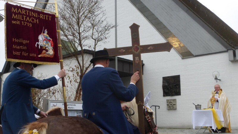 Pferdesegnung mit dem Reliquienkreuz: In diesem Jahr fand der Miltacher Martiniritt nur in kleiner Form statt.
