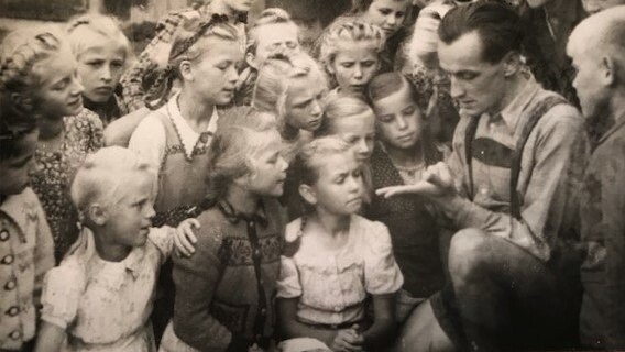 Unterricht im Freien mit Lehrer Anton Linke im Frühjahr 1950