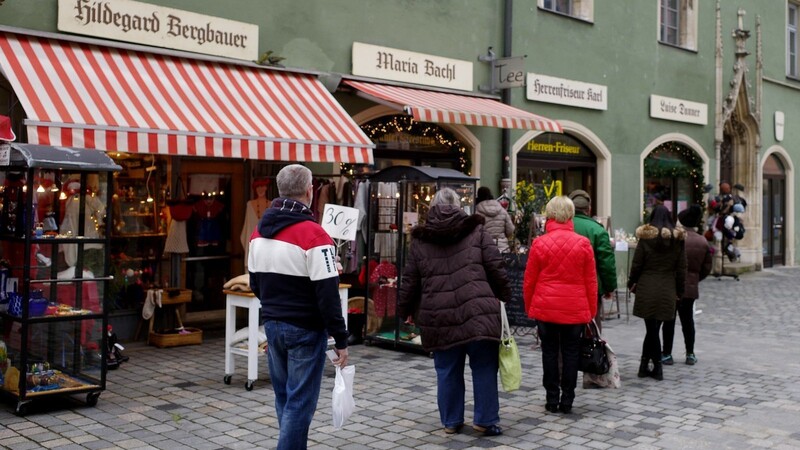 Anstehen für das Weihnachtsgeschenk: Am Montag nutzten noch viele Kunden die Gelegenheit, bei den Händlern in der Innenstadt einzukaufen.