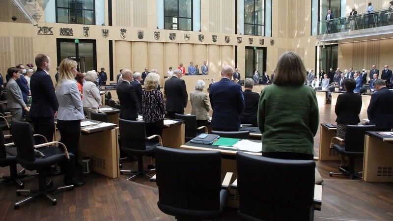 Die Abgeordneten der Länder legen im Bundesrat eine Schweigeminute für die Opfer des Zugunglücks in Bayern und der Toten und Verletzten der Amokfahrt vom Breitscheidplatz ein.