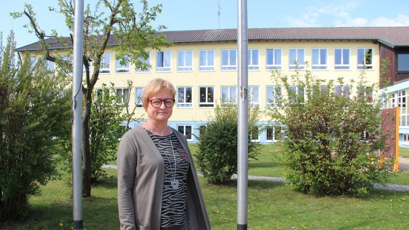 Cordula Botzler-Neumann vor der Grundschule Laberweinting, die für sie zu einer "zweiten Heimat" geworden ist.