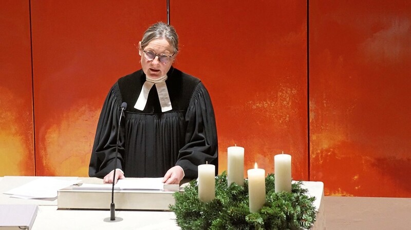 Pfarrerin Anke Sänger sagte bei ihrem Einführungsgottesdienst am ersten Advent in der Vilsbiburger Christuskirche: "Wo Jesus hingekommen ist, haben die Menschen ihre Würde gespürt."