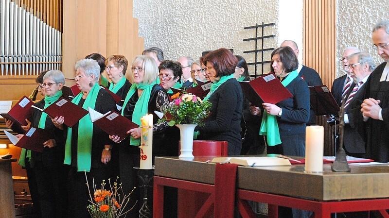 Der Gemischte Chor des Gesangsvereins Ergoldsbach gestaltete den Festgottesdienst musikalisch.