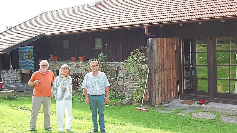 Professor Walter Heinz mit seiner Ehefrau Eva und Bürgermeister Franz Wittmann (re.) vor dem sanierten Holzbauernhaus.