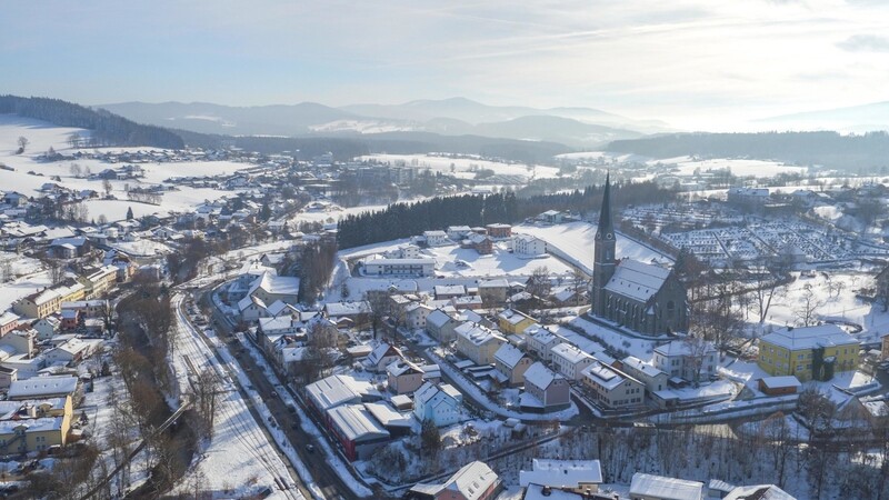 Blick von oben auf das winterliche Teisnach. Rechts im Bild das Rathaus.