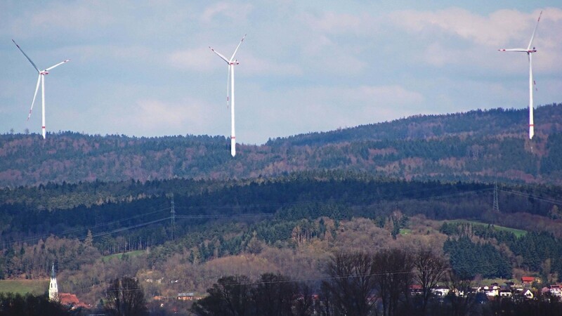 Die drei Windräder in der Nähe des Schiederhofs bei Wiesenfelden, im Vordergrund Hofdorf. Ist auch im Wörther Stadtgebiet Platz für Windkraft?