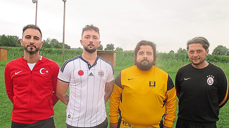 Die Meisterschaft hat für Türkspor Priorität (stehend v. r.): Trainer und Abteilungsleiter Senol Dogruel, zweiter Abteilungsleiter Nadir Erözgün, Neuzugang Alican Demirtas und Co-Coach Yavuz Caglar.