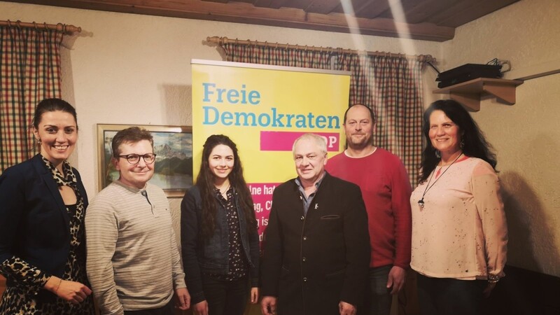 FDP-Bundestagsabgeordnete Nicole Bauer, Norbert Eglhuber, Elisabeth Zur, Bürgermeisterkandidat Anton Zur, Robert Mittermeier und Ortsvorsitzende Karin Bauer (von links).