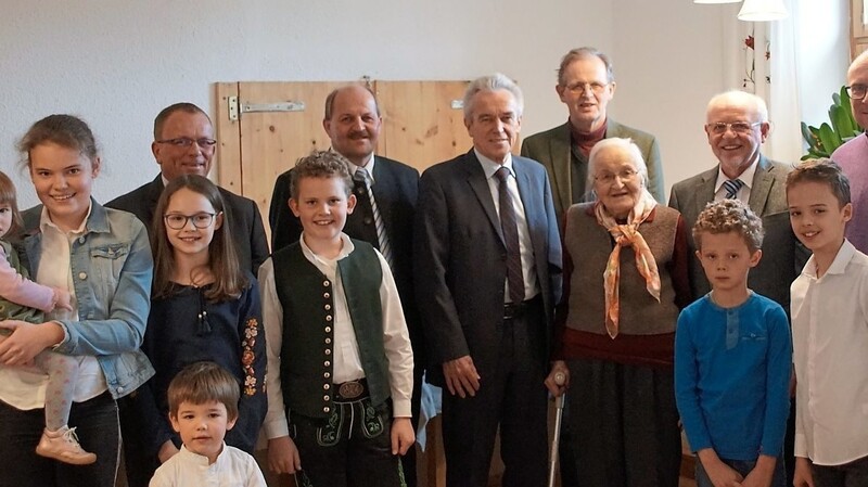 Anna Krinner mit einem Teil ihrer Urenkel, Sohn Georg und den Gratulanten aus Politik und Kirche.