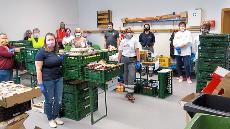 Dank vieler Spenden hatten die Freiwilligen des BRK Straubing-Bogen viel Arbeit beim Packen der Lebensmittelpäckchen.
