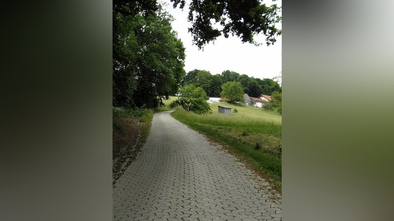 Die Sanierung der Straße von Unholzing nach Hollerau geht in die Verwirklichung: Die Verbundpflastersteine sollen entfernt werden.