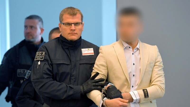 Der Angeklagte Alaa S. (r.), der im Verdacht steht, an der tödlichen Messerattacke gegen Daniel H. in Chemnitz beteiligt gewesen zu sein, kommt zum Prozess des Landgerichtes Chemnitz in ein Gebäude vom Oberlandesgericht Dresden.