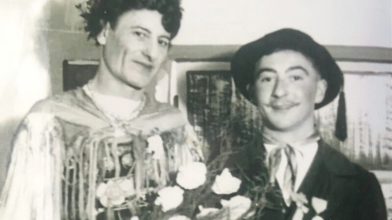 Das Faschingshochzeitspaar von 1949: Emil Heitzer als Braut und Sepp Gerl als Bräutigam.