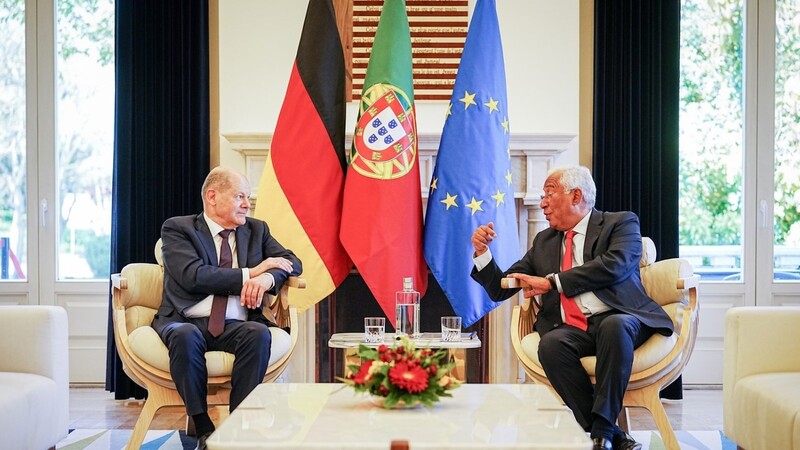Der Bundeskanzler (l.) und sein portugiesischer Amtskollege António Costa haben einiges zu besprechen. An ihren gemeinsamen Plänen für eine Gaspipeline von Portugal nach Mitteleuropa halten sie fest.