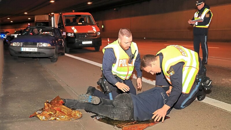 Kurz nach dem "Unfall" kümmerten sich die Polizeibeamten um die "verletzten Personen". Die insgesamt zehn Statisten spielten ihre Rollen sehr gut.