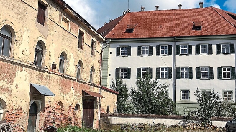 Das Schloss Sünching und landwirtschaftliche Außenanlagen, die einer neuen Funktion harren.