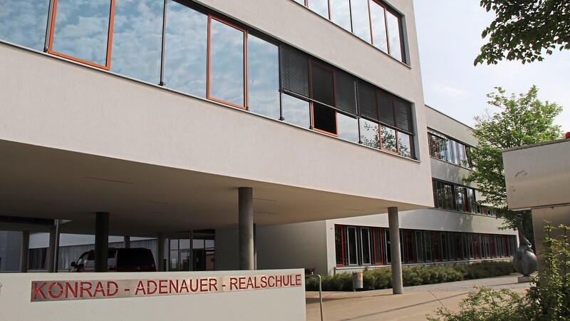 Schulhaus voll: Vier Klassen werden heuer aus der Konrad-Adenauer-Realschule entlassen, vier werden neu gebildet.