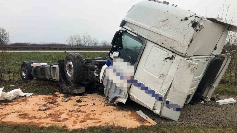 Auf der A92 bei Dingolfing hat sich am Montagmorgen ein schwerer Lastwagen-Unfall ereignet.