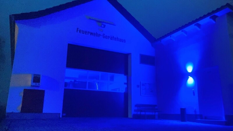 Mit einem Foto des blau beleuchteten Feuerwehrhauses der Feuerwehr Schmatzhausen begann die Challenge von Martin Gruschke in den sozialen Medien.