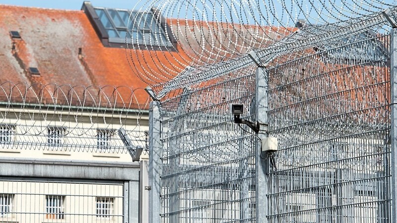 Unschöne Vorwürfe erhebt die Gefangenengewerkschaft gegen die JVA Straubing. Jetzt hat sich die Anstaltungsleitung dazu geäußert. (Symbolbild)