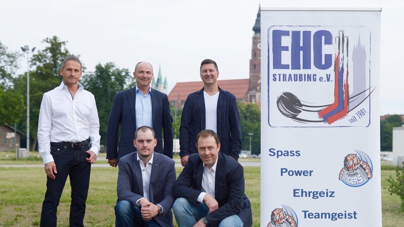 Die neuen Vorstände des EHC: hinten von links: Peter Zankl, Axel M. Koch und Oliver Vöst. Vorne von links: Edin Ramic und Helmut Kößl.