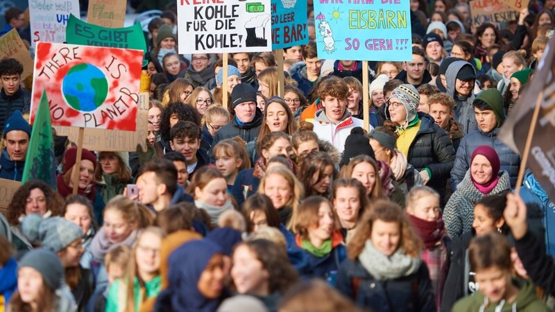 Die Protestwelle #fridaysforfuture ist nun auch von Skandinavien nach Deutschland geschwappt. Ins Leben gerufen wurde die Kampagne von der 16-jährigen schwedischen Schülerin Greta Thunberg, um eine zukunftsorientierte Klimaschutzpolitik zu fordern. Im Rahmen der Initiative demonstrieren Schüler mittlerweile europaweit jeden Freitag.