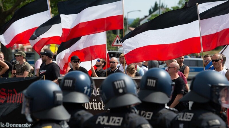 Anhänger der rechtsextremen Kleinstpartei "Die Rechte" lassen bei einer Demonstration in Kassel ihre Fahnen wehen.