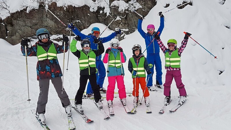 Ein Teil der Skikursgruppe in den Tiroler Bergen.