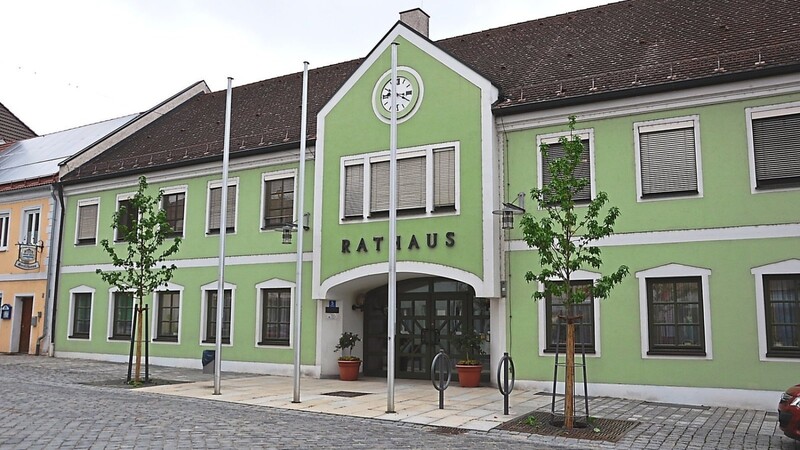 Das Rathaus aus den 80er-Jahren sollte in den nächsten Jahren generalsaniert werden. Ein passendes Konzept hat die Firma Veit aus Waldkirchen erarbeitet und dem Marktrat vorgestellt.