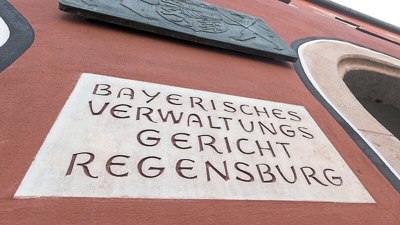 Das Verwaltungsgericht in Regensburg bleibt vorerst auch für Niederbayern zuständig - niederbayerische CSU-Landtagsabgeordnete werfen dem Koalitionspartner deshalb "Verrat" am Bezirk vor.
