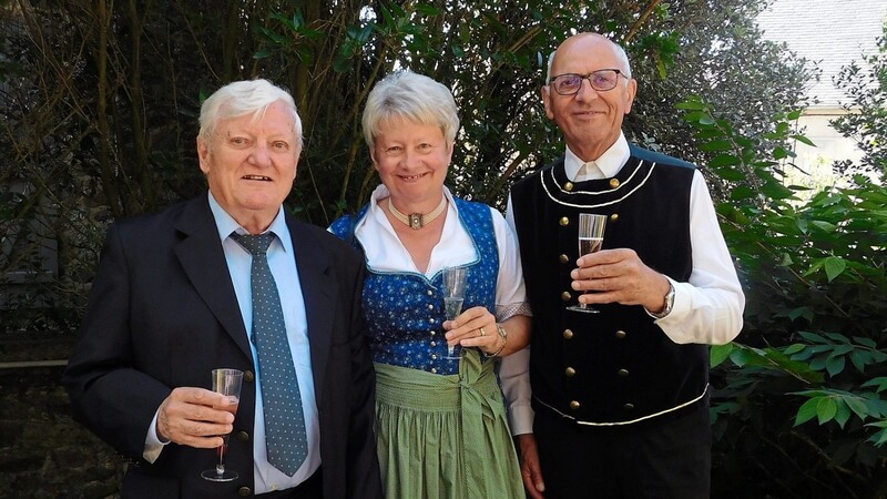 25 Jahre Partnerschaft Waldmünchen-Combourg - das feierte Martina Mathes mit dem Vorsitzenden des Partnerschaftskomitees in Combourg, Daniel Valentini (rechts), und seinem Vorgänger Yves Costard (links).