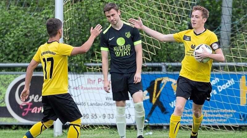 Wollen auch in der kommenden Saison wieder viele Treffer ihrer Spielgemeinschaft bejubeln: Michael Schrögmeier (l.) und Kapitän Lukas Stoiber (r. in gelb).