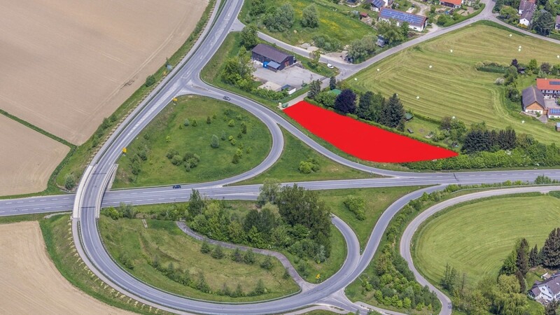 Die rot markierte Fläche liegt in Wolferding und gehört der Stadt. Das Grundstück soll an die Eubanet GmbH verpachtet werden, die dort einen Mobilfunkmasten errichten will.